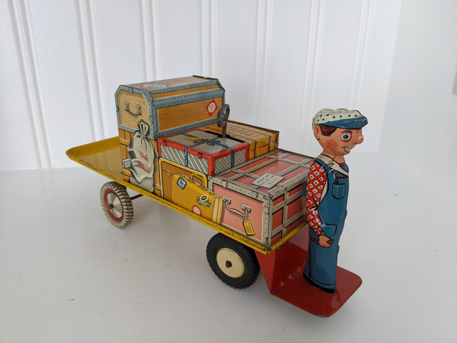 Unique Art Finnegan Luggage Carrier Tin Wind-up Toy